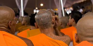 thaimaa taikatatuointi munkilla