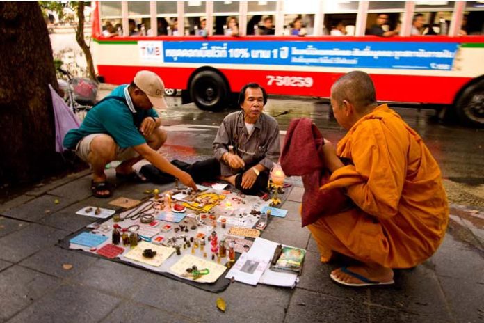 Amuletteja-Bangkokin-kadulla