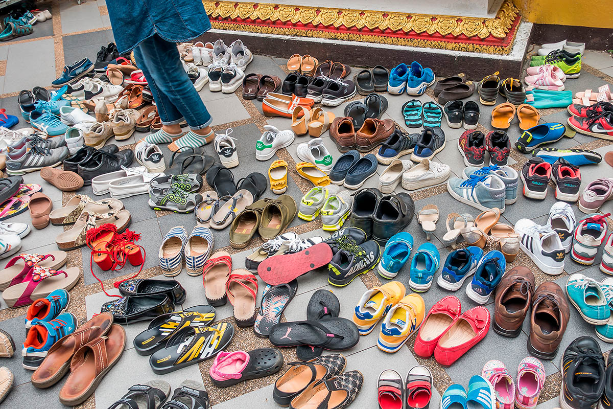 thaimaa kenkiä temppelin ovella